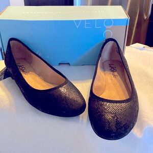 Women Flat Slip on Shoes Black.